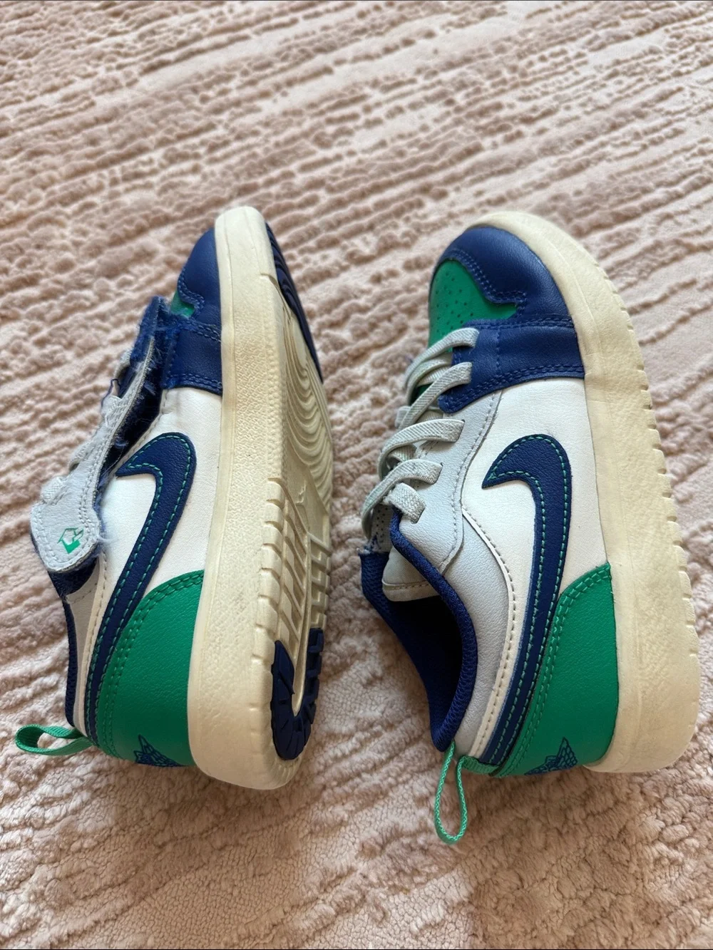 Air Jordan Nike Kids Low-Top Sneakers with Velcro in Green, Navy & White Size 13